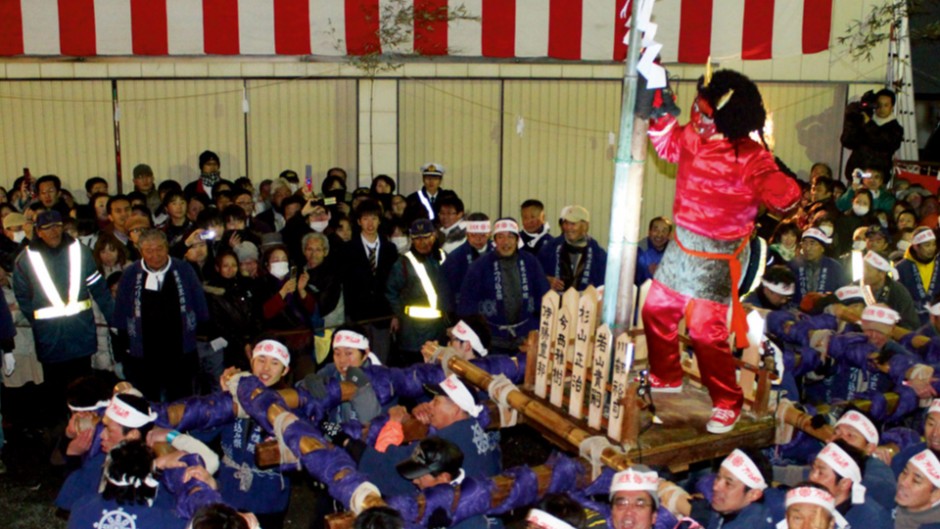 赤鬼を本堂まで担ぎ込めるか!?もみくちゃ必至の節分祭