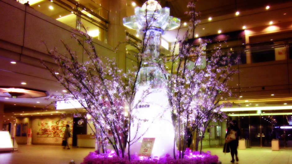 桜色のスワロフスキー約5000個がライトアップで輝く