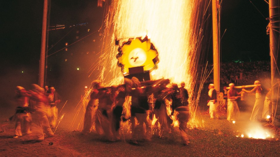 火の粉の滝に神輿が踊る！300年以上続く伝統 手力の火祭・夏