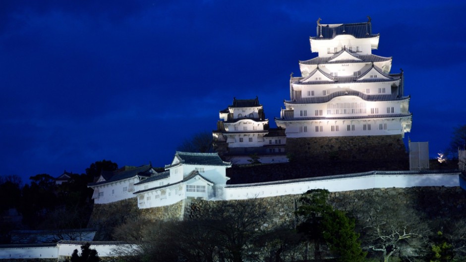 白く輝く天守閣と月夜。世界文化遺産をバックに名月を愉しむ「姫路城観月会」