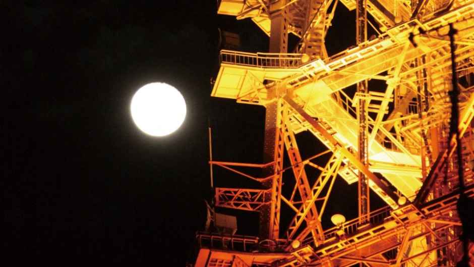 “中秋の名月”に東京タワーがライトアップ「お月見階段ウォーク」で月見の雰囲気を盛り上げる