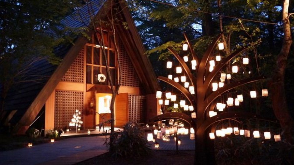 軽井沢の教会にランタンが灯る「クリスマスキャンドルナイト」