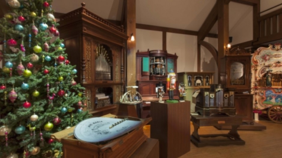 グリム童話のお菓子の家とクリスマスのコラボ クラシカルなオルゴールミュージアムを堪能