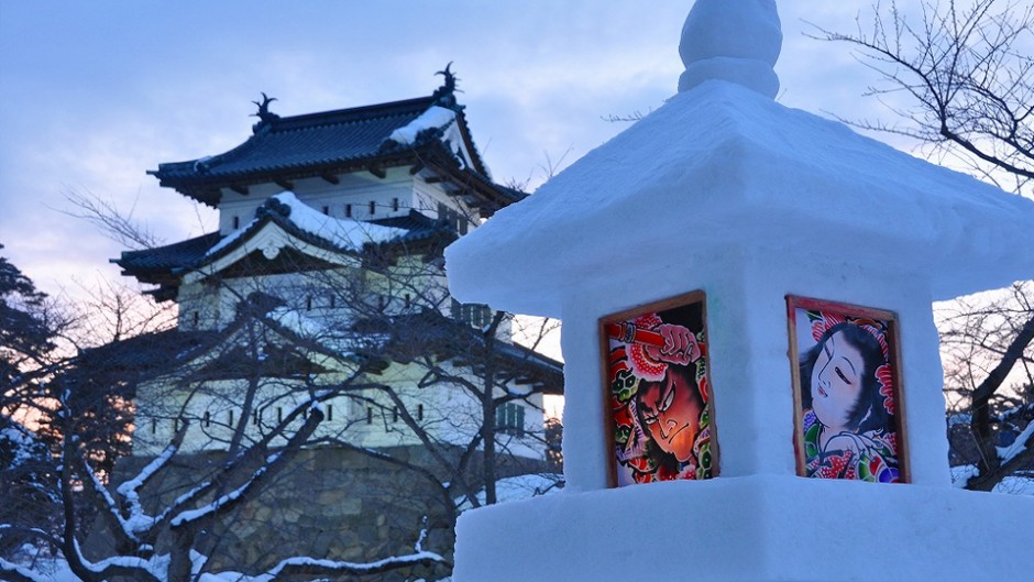 雪と灯りと弘前城があなたを幽玄の世界へ誘う弘前城雪燈籠まつり！