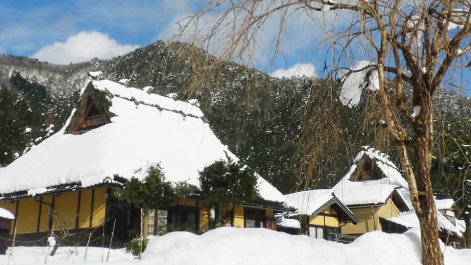 雪景色の中、柔らかな雪灯篭が灯す懐古的な山村風景