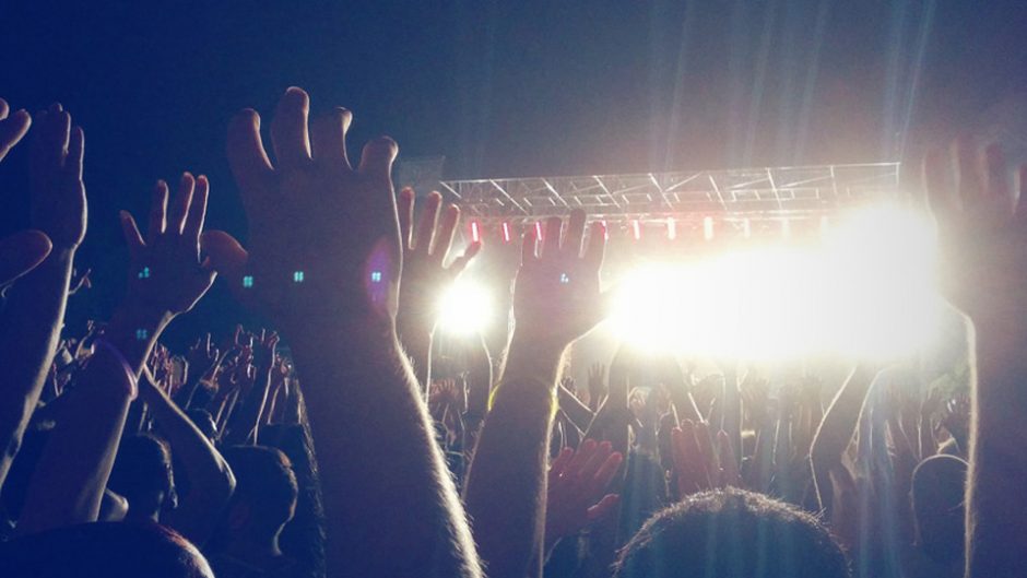 ONE OK ROCK(ワンオク) 若者に絶大な人気のロックバンドの貴重な楽器や衣装がギャラリーに登場！