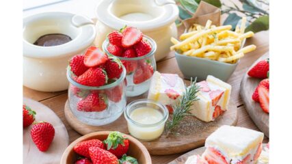いちごサンドも食べられる人気企画「産直!完熟いちご30分食べ放題」